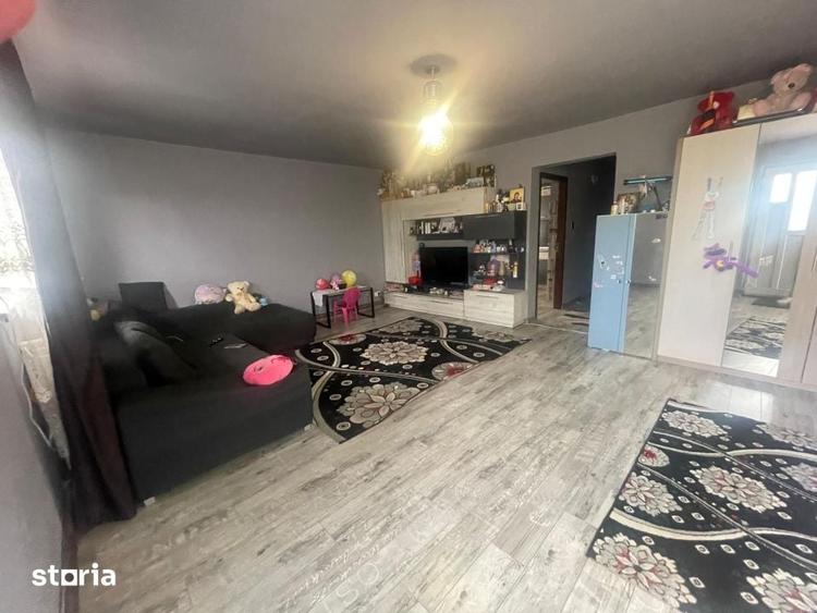 Casă cu 4 camere cu Teren 380 Mp în Romanești