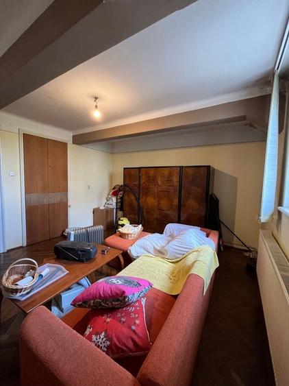 Apartament cu 3 camere semidecomandat, mobilat în Grivița