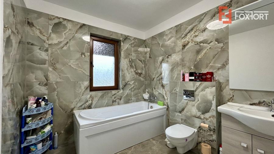 Casă individuală cu 5 camere cu Canalizare în Plopi