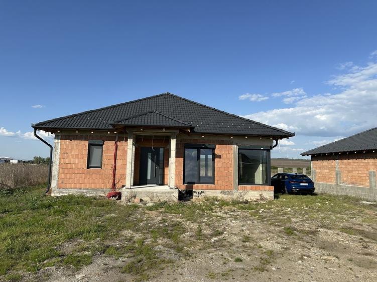 Casă cu 4 camere în Șura Mică