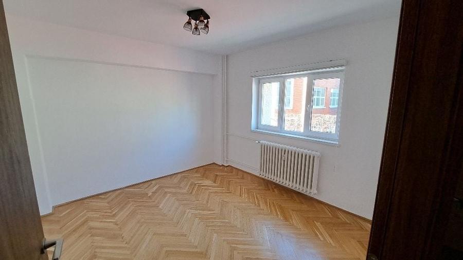Apartament cu 3 camere decomandat în Dorobanți