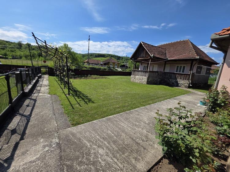 Casă cu 4 camere în Luncoiu de Jos