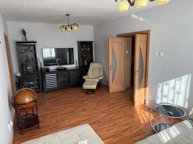 Apartament cu 3 camere decomandat în Astra