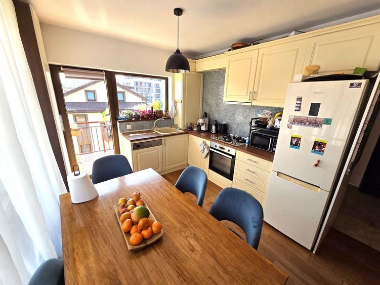 Apartament cu 3 camere semidecomandat, mobilat în Bună Ziua