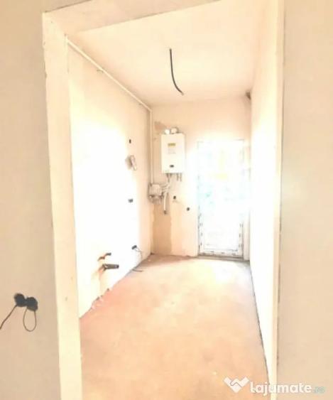 Apartament cu 4 camere decomandat în Florești