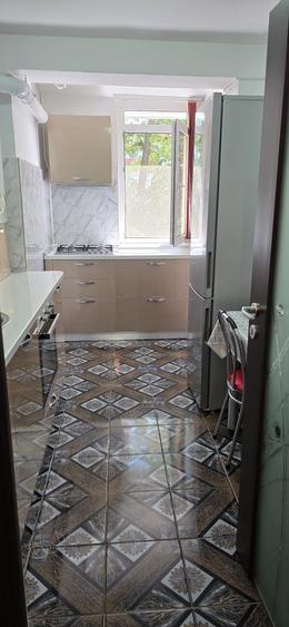 Apartament cu 3 camere semidecomandat în Galați