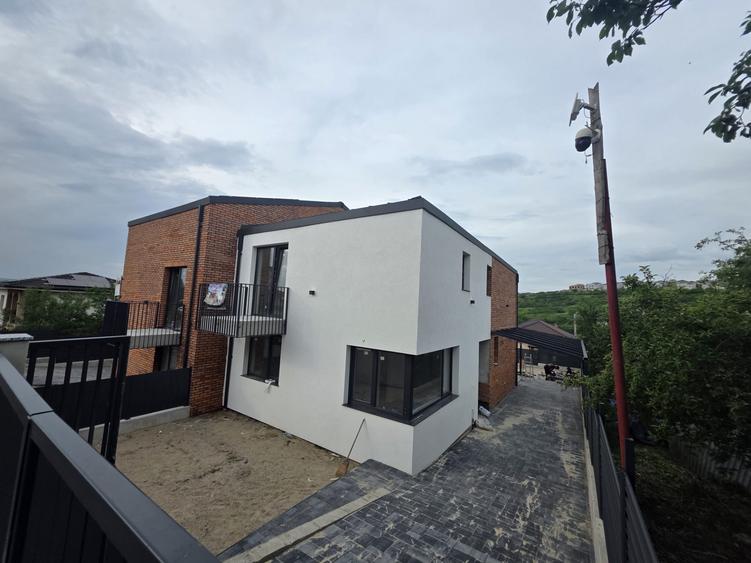 Duplex cu 6 camere cu Canalizare în Dezmir