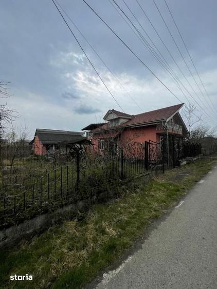 Casă cu 5 camere cu Teren 2270 Mp în Groși