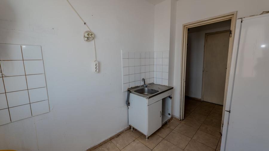 Apartament cu 3 camere semidecomandat în Colentina