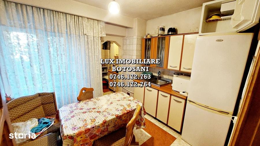 Apartament cu 4 camere decomandat în Central