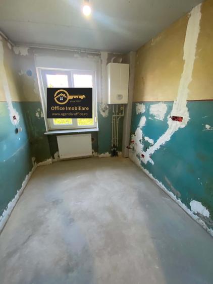 Apartament cu 3 camere semidecomandat în Săsar