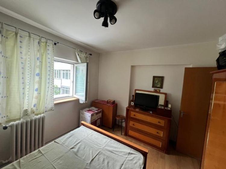 Apartament cu 3 camere decomandat în P-ța Victoriei