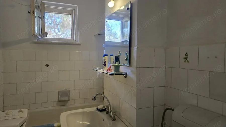 Apartament cu 3 camere semidecomandat în Zamfirescu