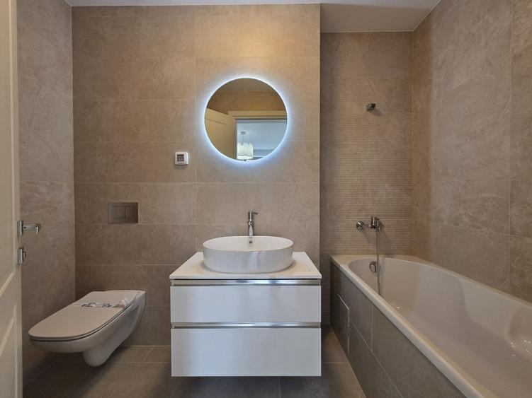 Apartament cu 3 camere în P-ța Universității