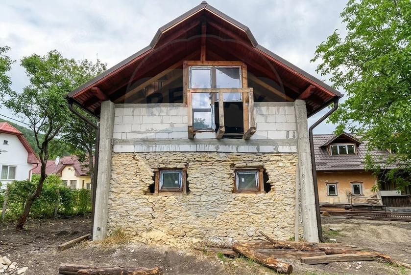 Casă cu 4 camere cu Teren 1381 Mp în Moldovenești