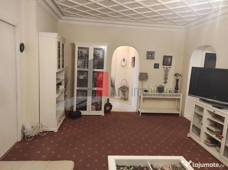 Apartament cu 3 camere semidecomandat în Universitate