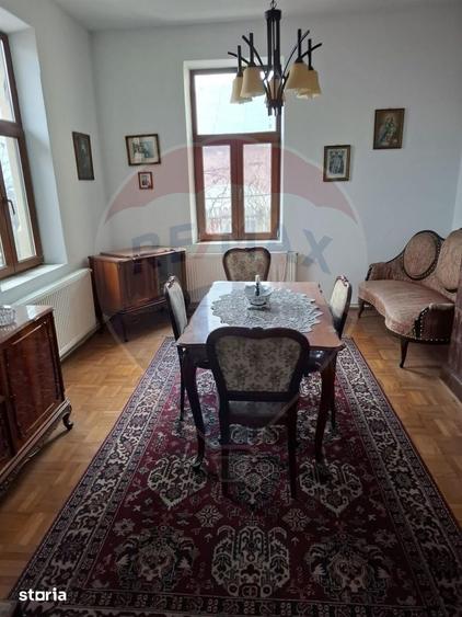 Casă cu 6 camere cu Teren 3300 Mp în Central
