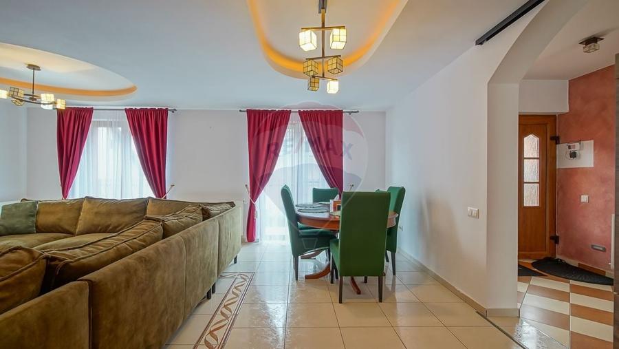 Casă cu 7 camere cu Teren 300 Mp în Central