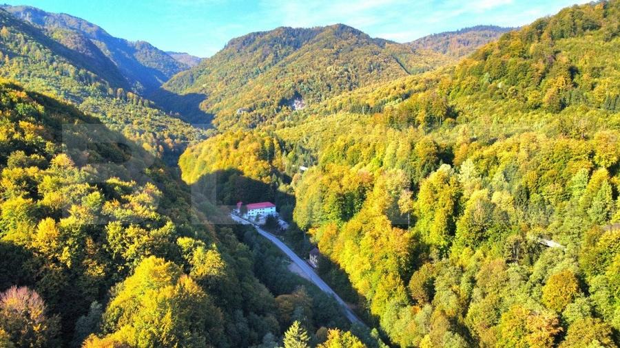 Casă individuală cu 10 camere cu Teren 840 Mp în Moroeni