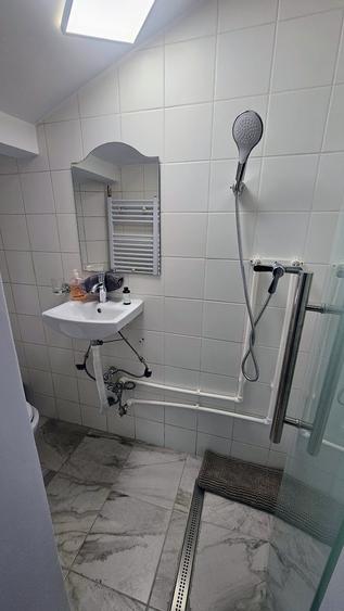 Casă individuală cu 8 camere cu Canalizare în Eminescu