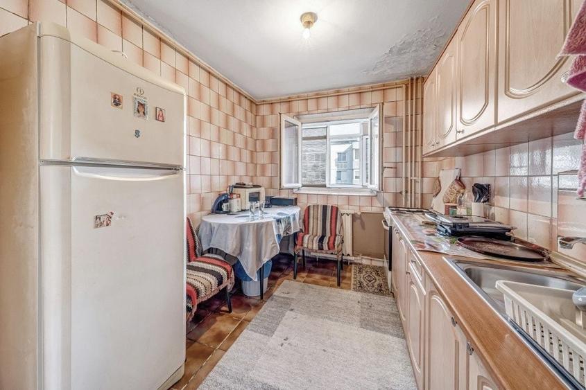 Apartament cu 3 camere semidecomandat în Central — fotografia 1