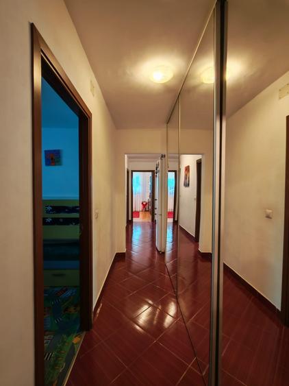 Apartament cu 3 camere decomandat, mobilat în Cornișa