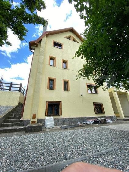 Casă individuală cu 9 camere cu Teren 500 Mp în Exterior Sud