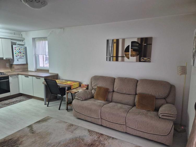Apartament cu 2 camere decomandat în Tractorul
