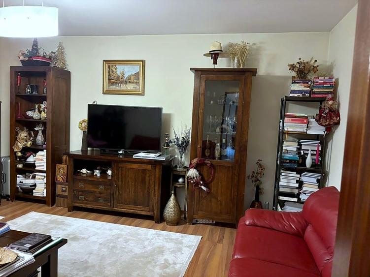 Apartament cu 4 camere decomandat, mobilat în Sebastian