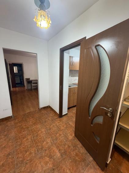 Apartament cu 3 camere semidecomandat în Drumul Taberei