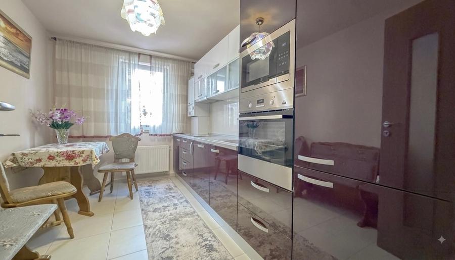 Apartament cu 2 camere decomandat în Tractorul