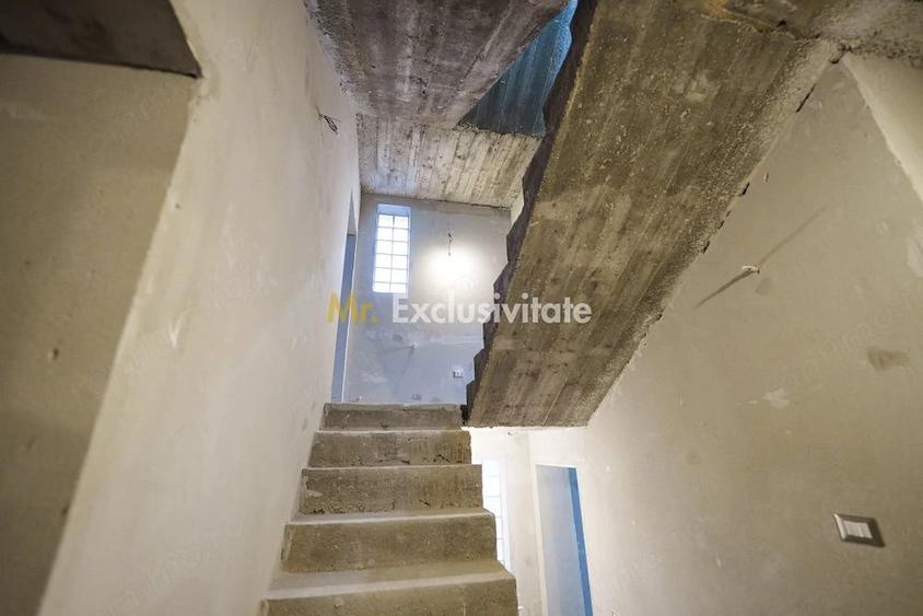 Casă cu 8 camere cu Teren 265 Mp în Romanești