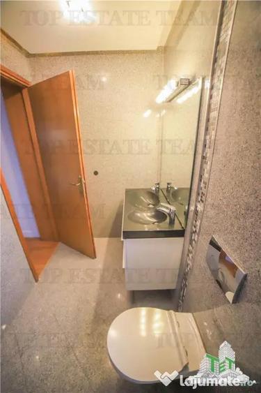 Casă cu 7 camere cu Teren 300 Mp în Central