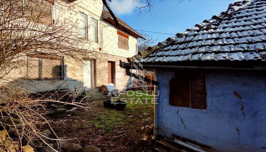 Casă individuală cu 9 camere cu Canalizare în Nord-Est