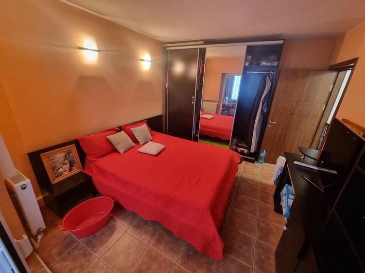 Apartament cu 3 camere decomandat, mobilat în Poarta 6
