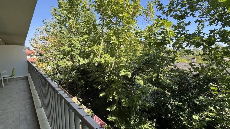 Apartament cu 3 camere semidecomandat, mobilat în Iancu Nicolae