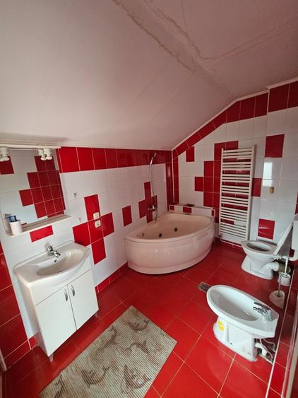 Casă individuală cu 7 camere cu Garaj în Central