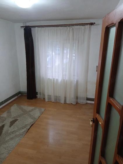 Apartament cu 4 camere decomandat în Steaua