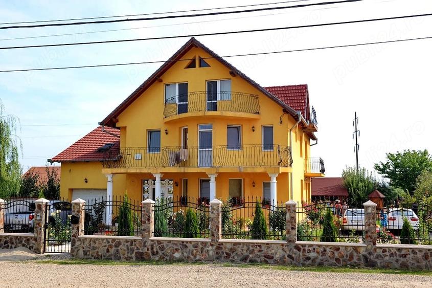 Casă cu 8 camere cu Teren 1200 Mp în Sânmartin