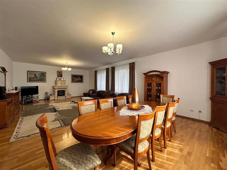 Casă individuală cu 10 camere cu Teren 2418 Mp în Central
