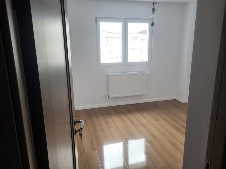 Apartament cu 3 camere decomandat în Mioriței
