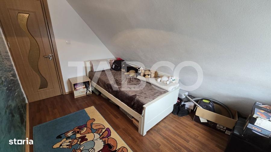 Apartament cu 3 camere semidecomandat, mobilat în Lazaret