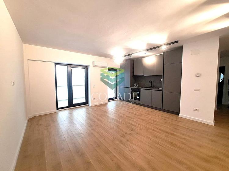 Apartament cu 3 camere semidecomandat, mobilat în Victoriei