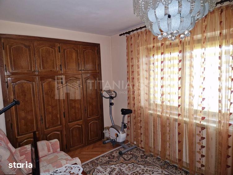 Casă cu 5 camere cu Canalizare în Central
