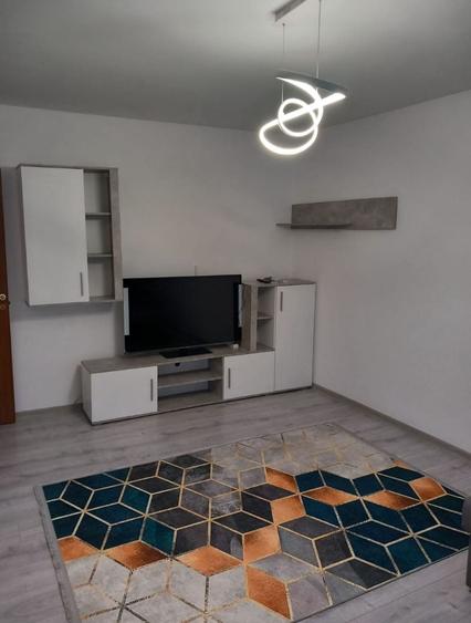 Apartament cu 2 camere decomandat, mobilat în Casa de Cultură