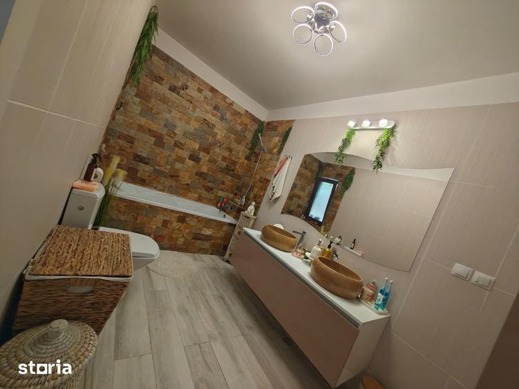 Casă cu 4 camere cu Teren 365 Mp în Florești