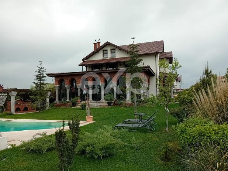 Casă individuală cu 8 camere cu Teren 1950 Mp în Corbeanca