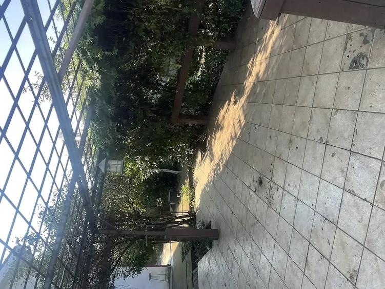 Casă cu 5 camere cu Teren 1400 Mp în Petrolului