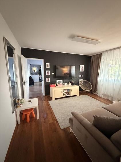 Apartament cu 3 camere semidecomandat în Lipovei