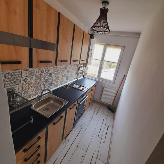 Apartament cu 3 camere semidecomandat, mobilat în Tomis Nord